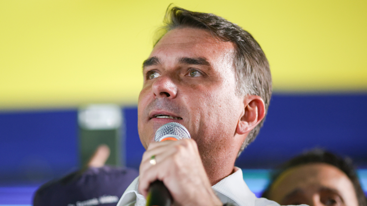 Do exterior, veículos estrangeiros dão destaque à saída de Flávio Bolsonaro rumo aos EUA
