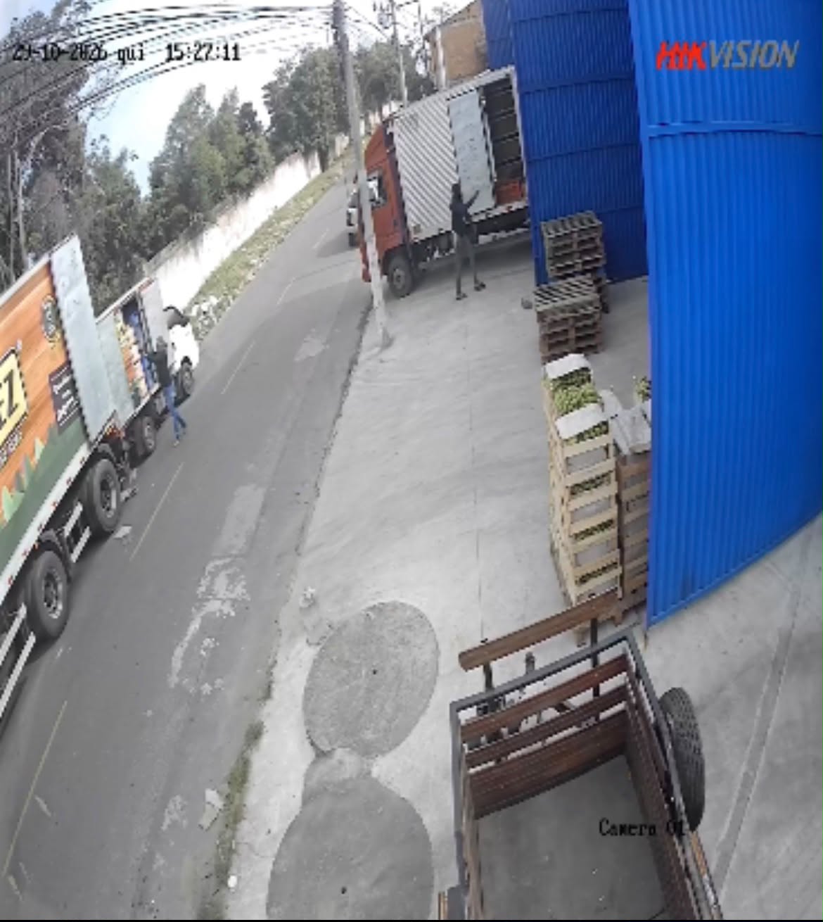 Trio de assaltantes invade loja no Parque Guarus, rende funcionários e leva pertences sob ameaça de arma longa