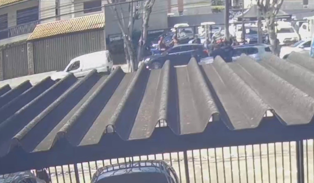 Carro alvo de furto em Campos: suspeito é flagrado dentro do veículo e acaba preso