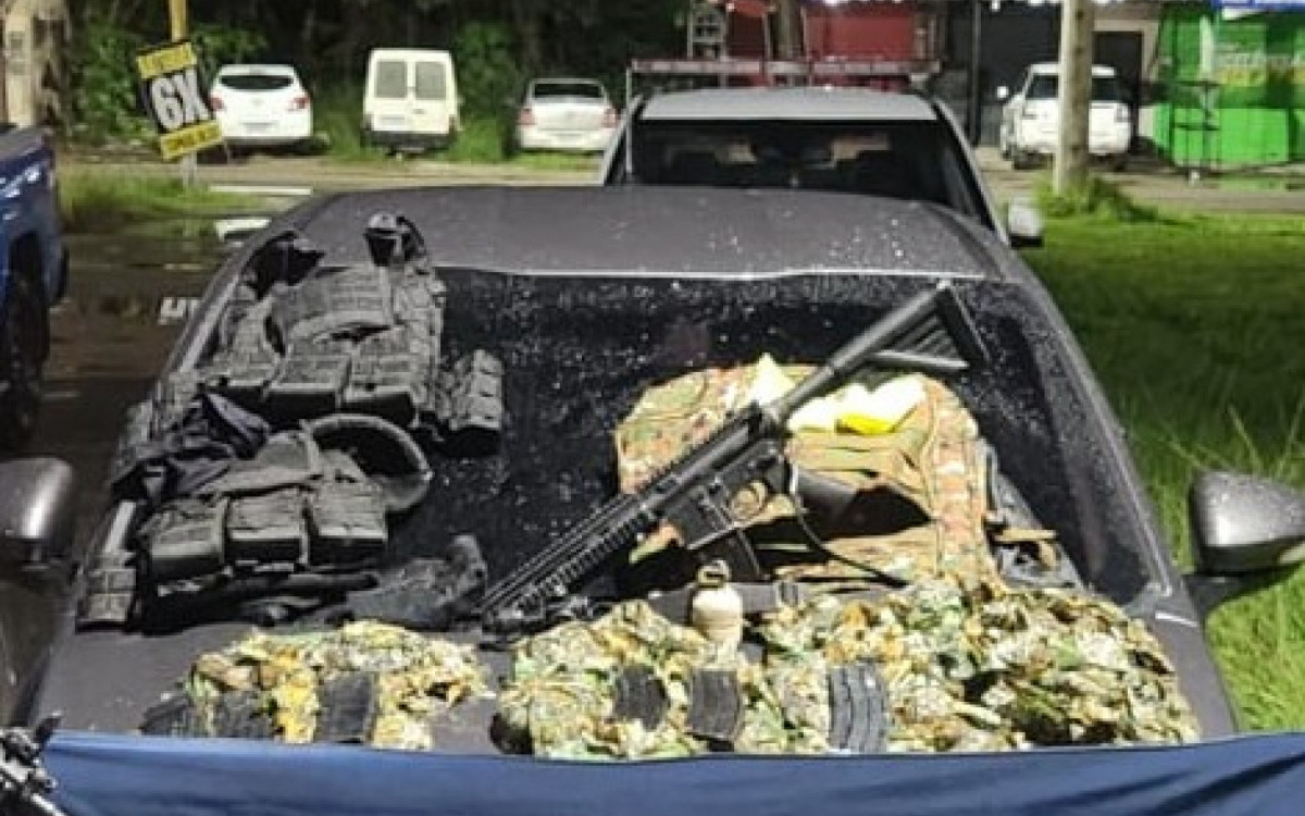 Arsenal de guerra é achado em veículo com placa clonada; em outra ação, mala com haxixe leva passageira à delegacia