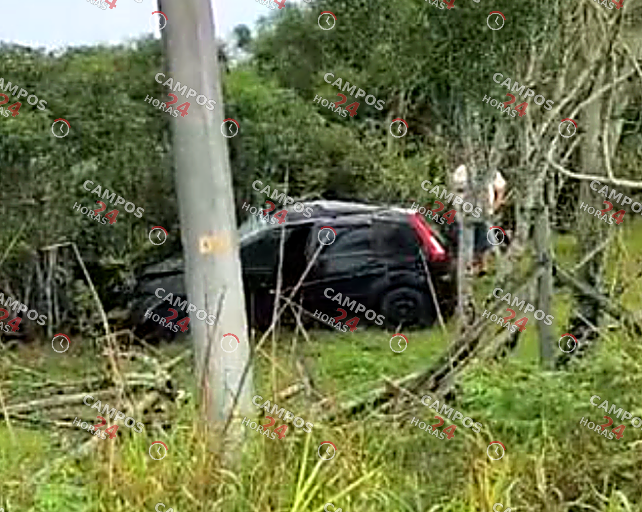 Condutor se machuca ao perder direção e cair em mata na RJ-216, em Campos