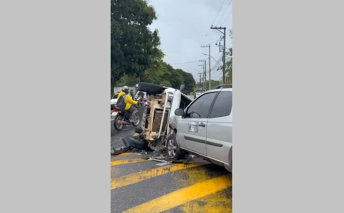 Batida envolvendo três carros tomba veículo na RJ-116 em Aperibé e motorista some do local
