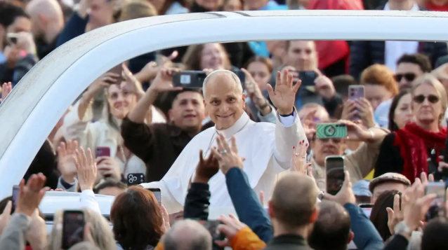 Oito dias após operação de pulmão, papa Leão XIV reaparece em audiência pública no Vaticano