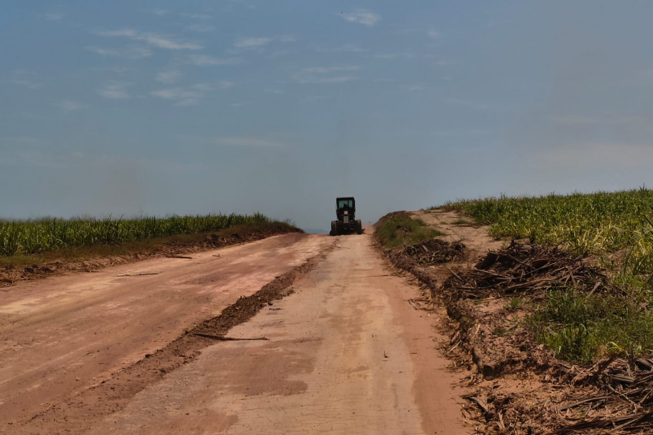 Estradas do Produtor avança em frentes rurais e urbanas de Campos com recuperação de vias e canais