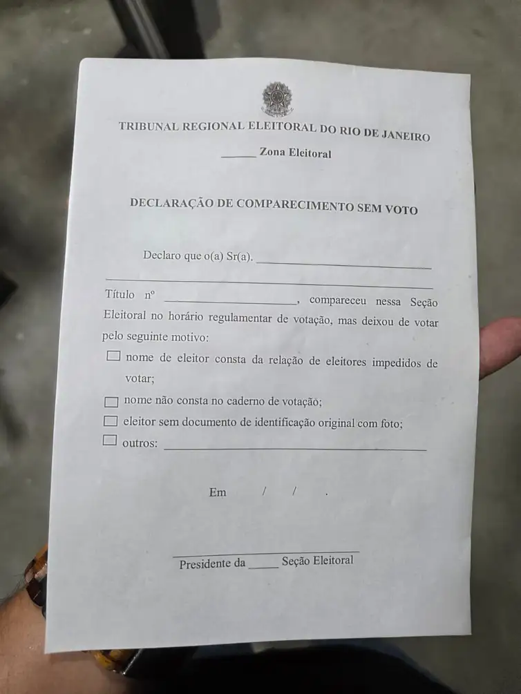 Eleitores que chegaram tarde relatam portas trancadas, e poucos aproveitaram a extensão do horário
