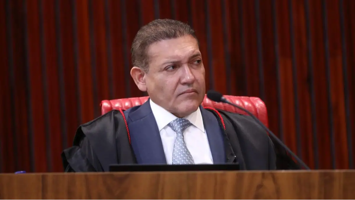 Corte eleitoral barra tentativa de Nunes Marques de tirar do ar grupo de Lula no WhatsApp