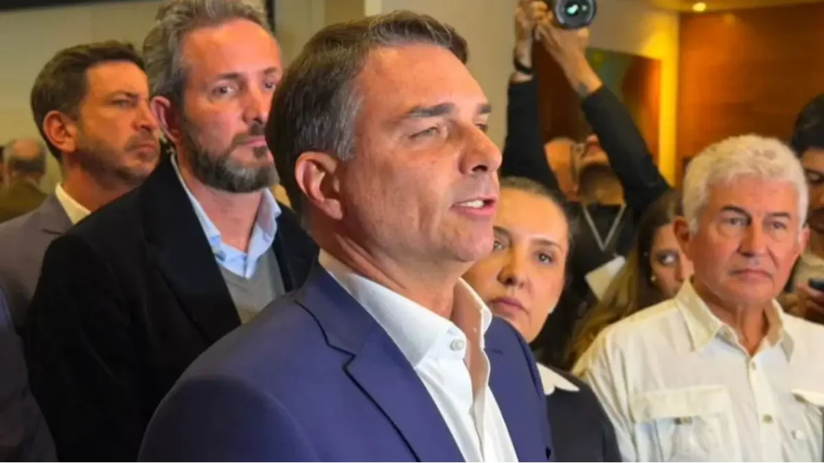 Após sair do país, Flávio Bolsonaro marca entrevista nos Estados Unidos e promete explicações
