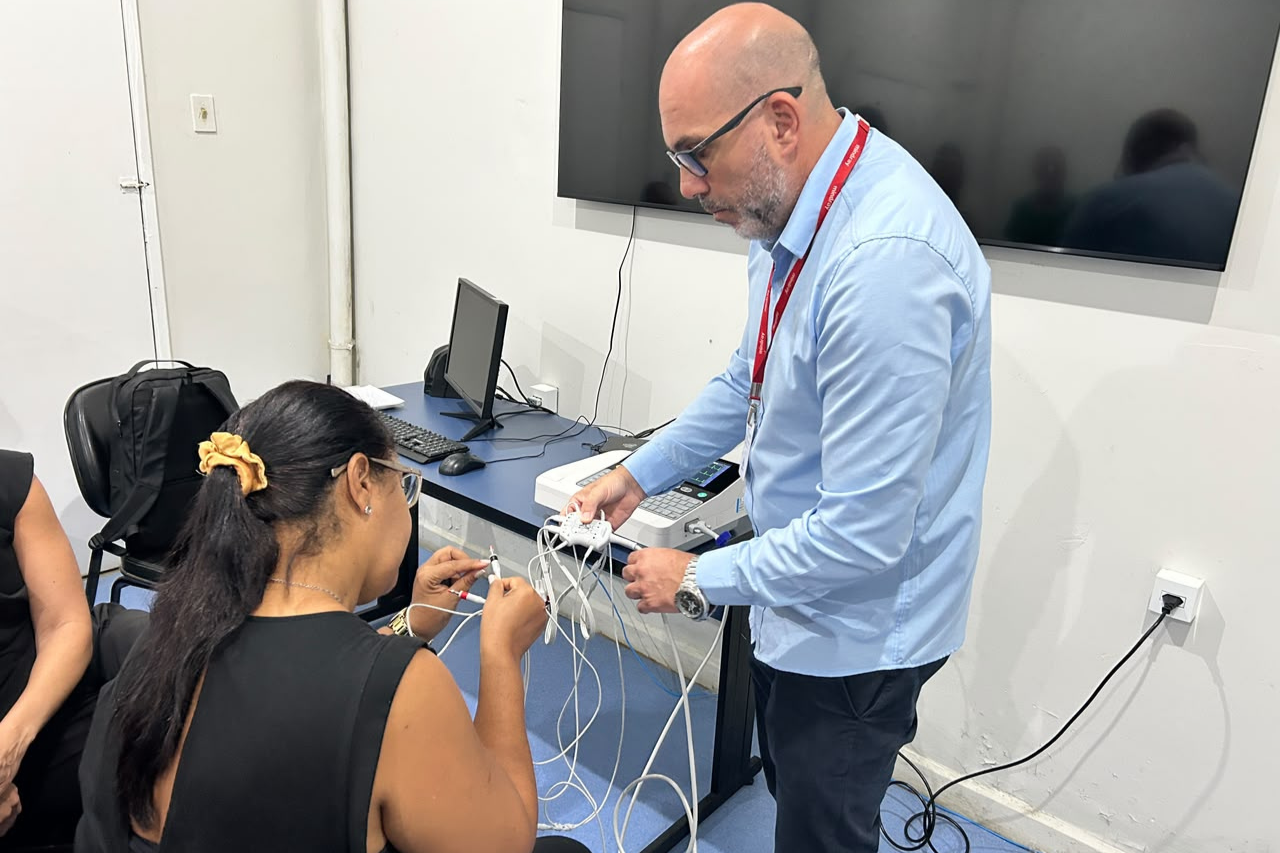Equipe de enfermagem do HFM se prepara para operar novos eletrocardiógrafos do pronto-socorro
