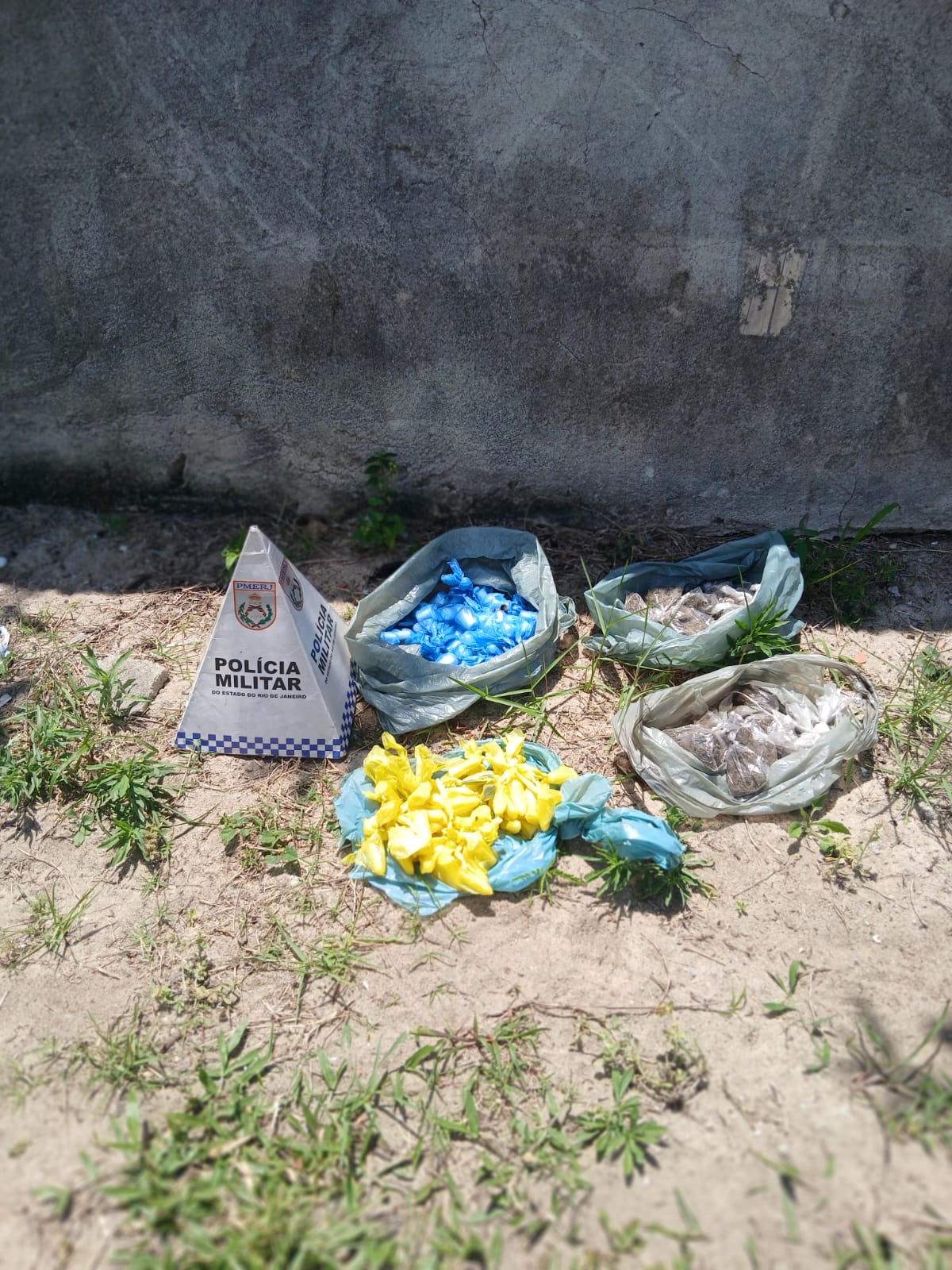 Flagrante com entorpecentes deixa um adulto e um menor sob custódia em comunidade sanjoanense