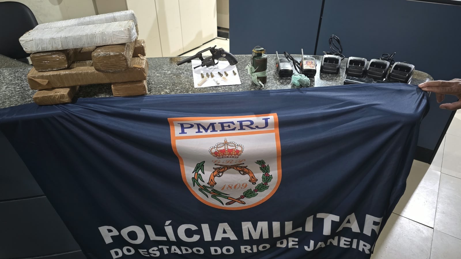 Granada, armas e drogas são achadas em mochilas em plantação de café em Varre-Sai