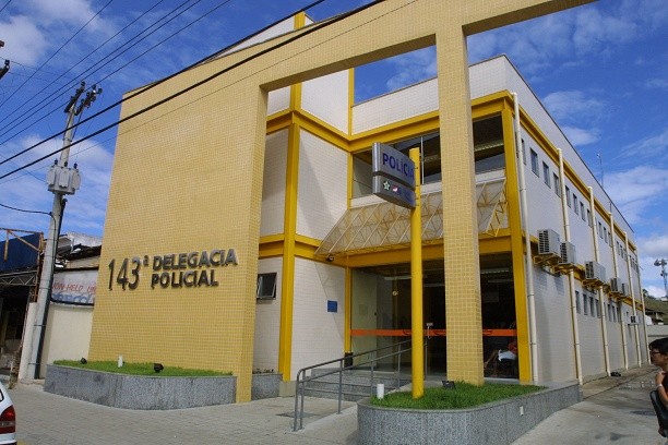 Itaperuna: suspeito de fazer campanha com bandeira perto de Ciep acaba levado à delegacia