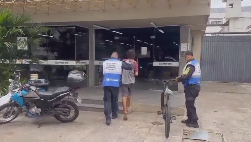 Bicicleta levada de loja de refrigeração é achada com suspeito de 20 anos