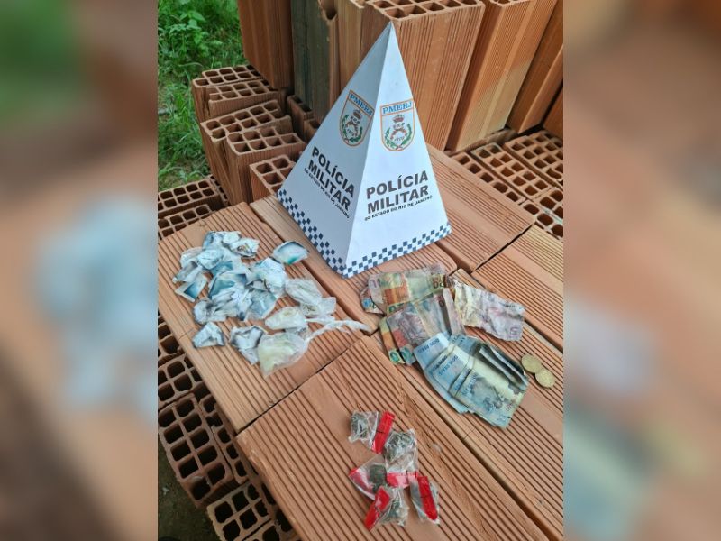 PM encontra drogas e R$ 77,75 em imóvel abandonado na Tapera, em Campos