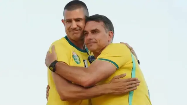 Douglas Ruas sai às ruas de Campos em caminhada motorizada pró-Flávio Bolsonaro