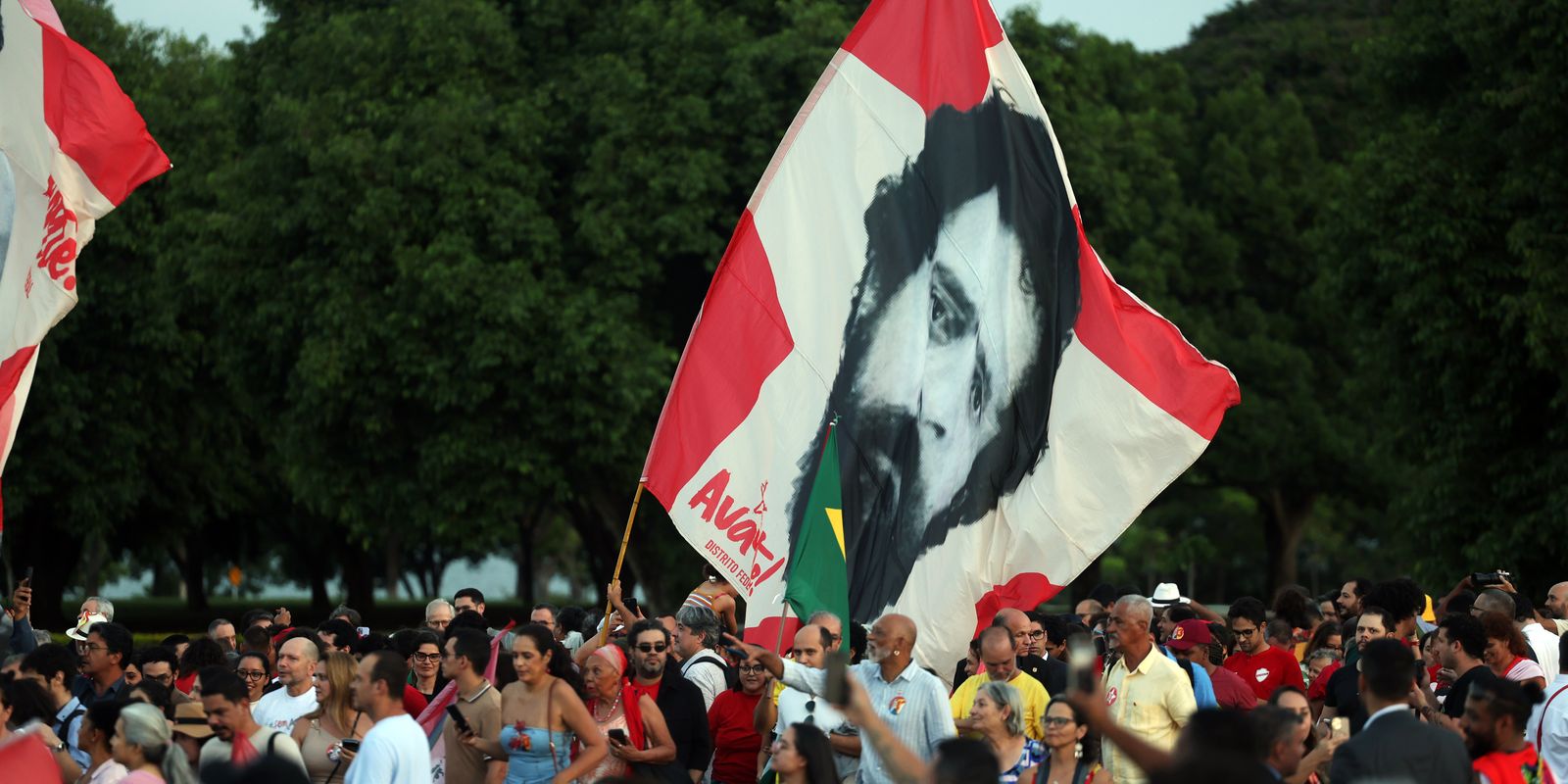 Aos 81 anos, Lula ouve parabéns de idosos no Alvorada e chora ao elogiar quem enfrentou filas para votar