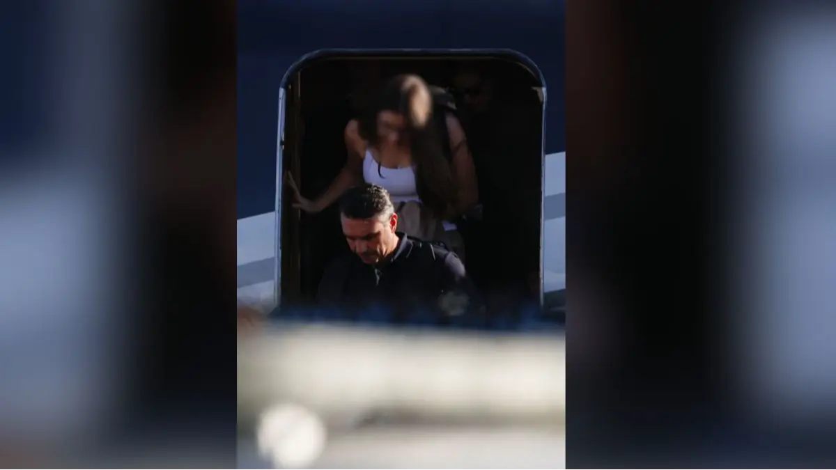 Após deixar o país em avião executivo, Flávio Bolsonaro desembarca com a família em Miami