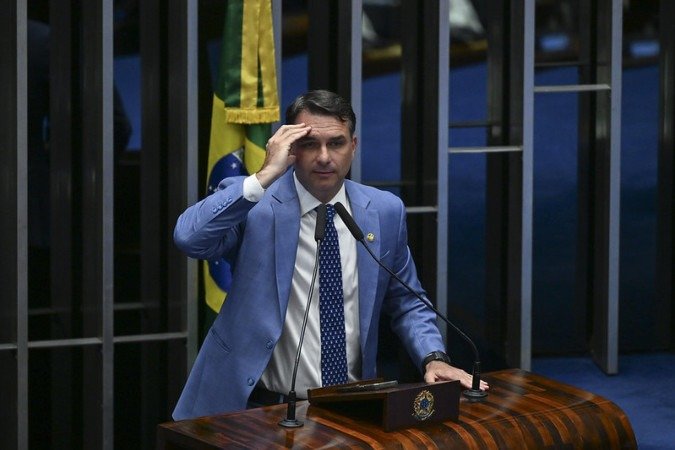 Após viagem aos EUA e manifesto polêmico, Flávio perde apoio até de quem o acompanhou na campanha