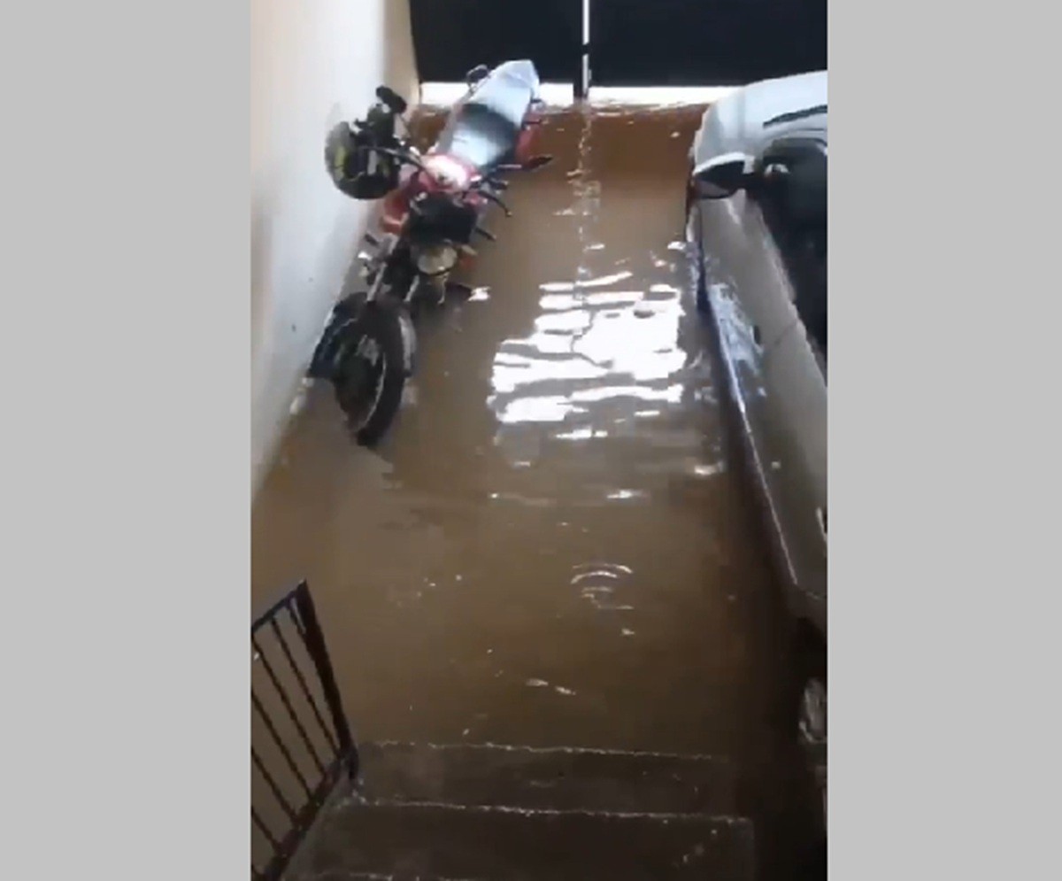 Pancada de chuva alaga ruas do bairro Santa Tereza, em Miracema