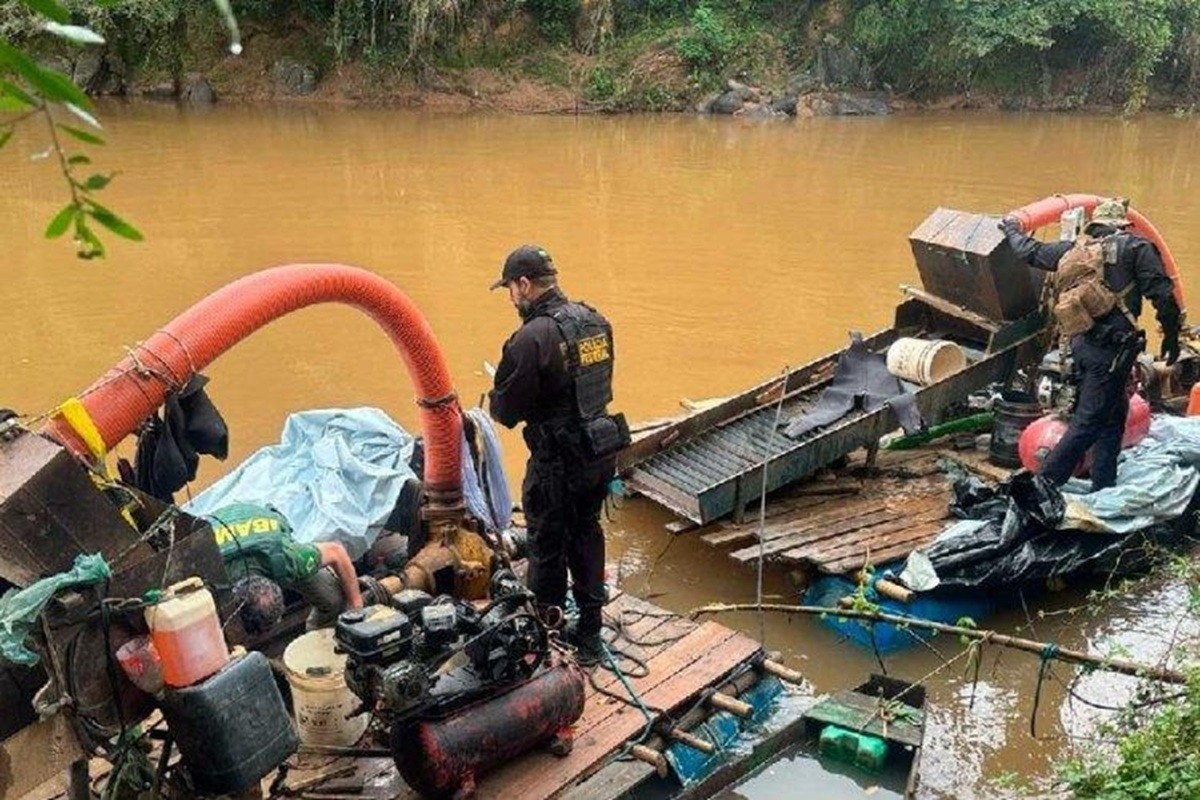 PF apreende três balsas e equipamentos de garimpo ilegal de ouro no Rio Muriaé