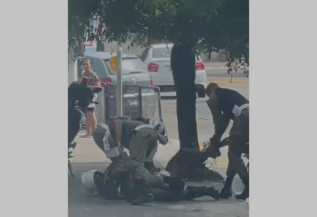 Motociclista é contido por agentes em abordagem no Centro de Macaé; vídeo mostra a ação
