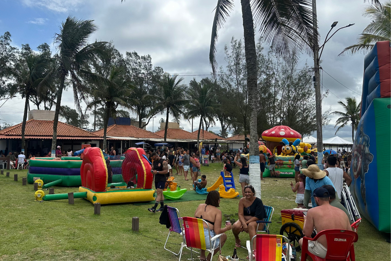 Orla do Farol de São Tomé ganha movimento com música, brincadeiras e quiosques em mais uma edição do Vem pro Lagamar