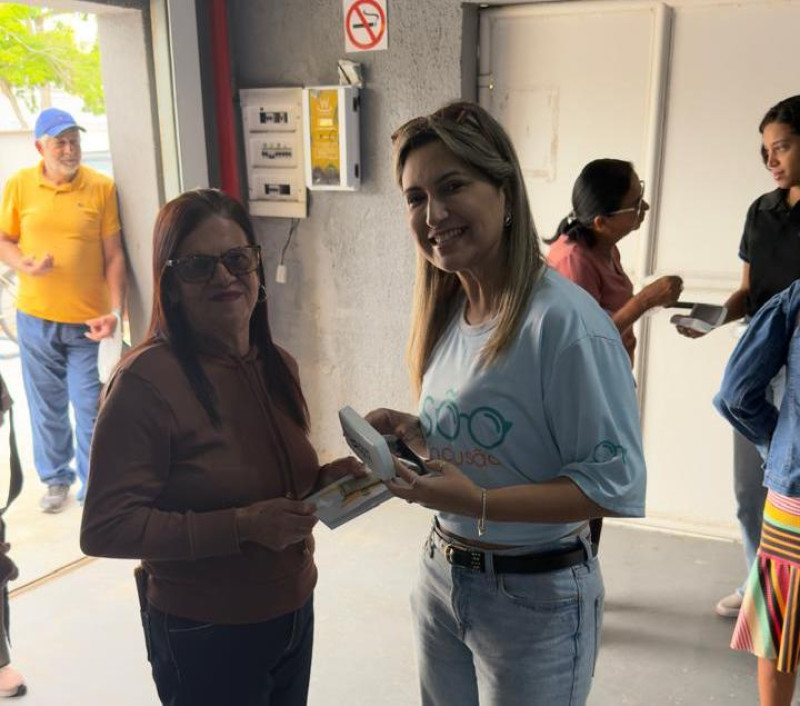 Idosos e crianças carentes recebem óculos gratuitos graças à parceria entre prefeitura e Porto do Açu