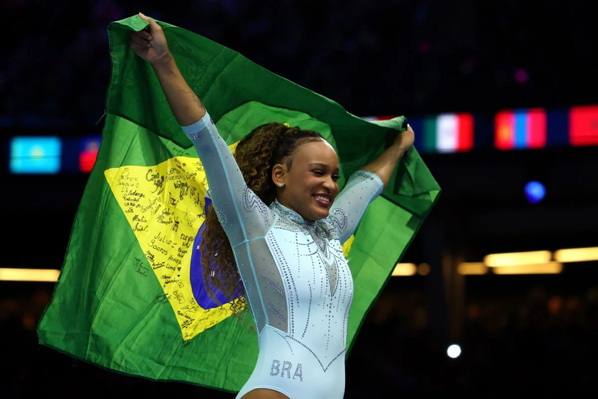Rebeca Andrade volta às competições e conquista o tricampeonato mundial no salto em Rotterdam