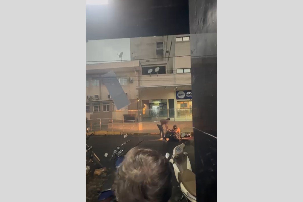 Rajada de vento arranca banner e atinge motociclistas em Bom Jesus do Itabapoana; veja o vídeo