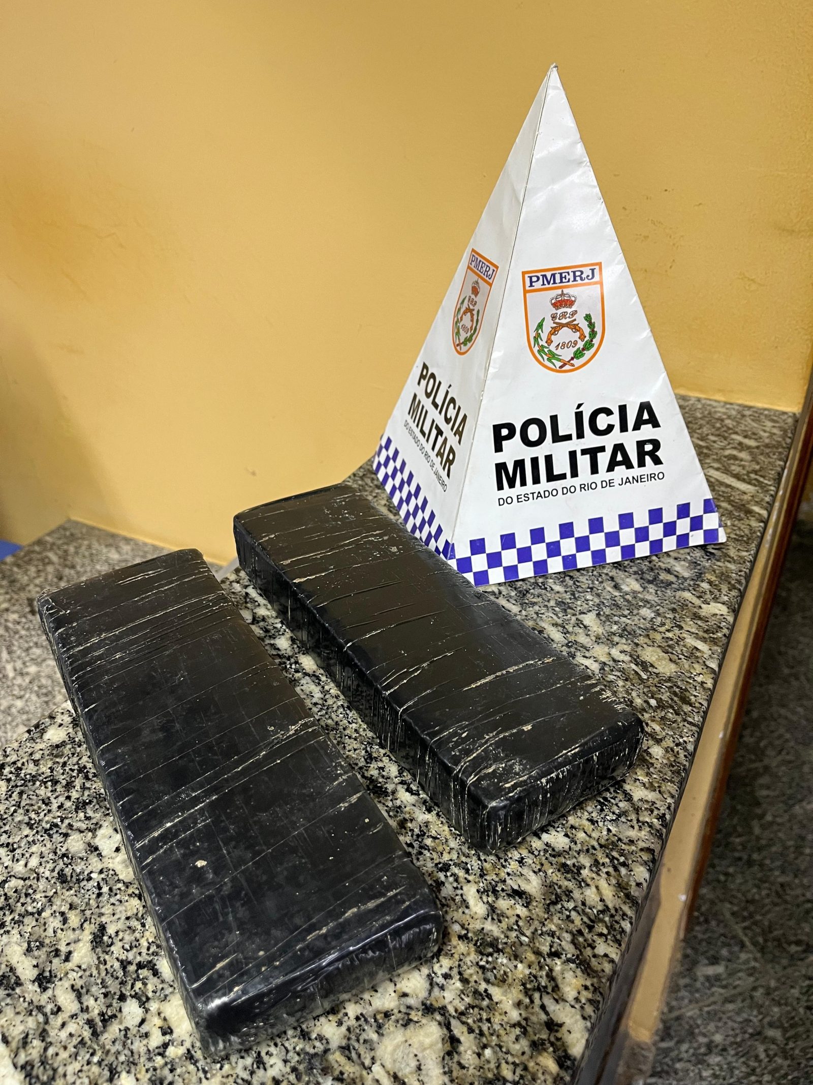Carro com drogas é flagrado em Porciúncula e suspeitos fogem antes da chegada dos policiais